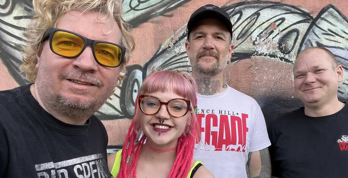 "tHE sNOBS" (Punk/HU) + "Uppercuts" (Punk/Bln) + DJ Leo Catrileo